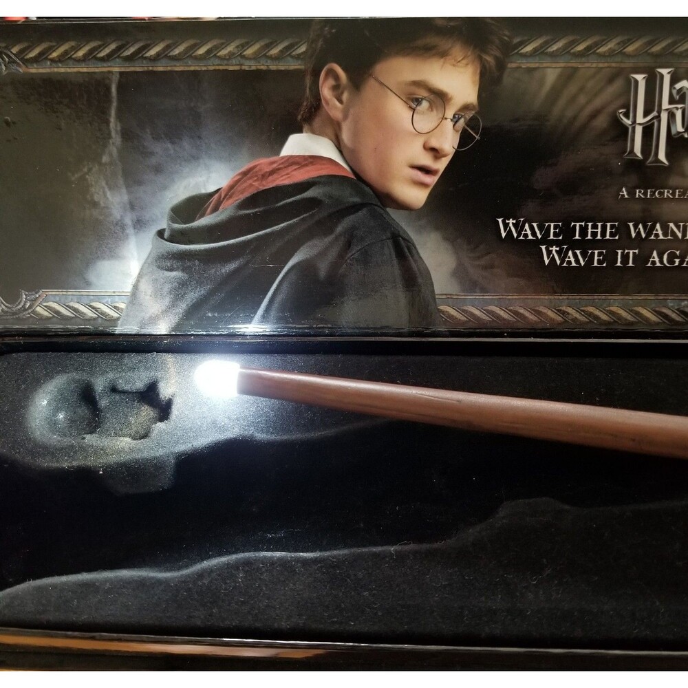 Harry Potter’s Wand with Illuminating Tip 14” The Noble Collection Lights Up